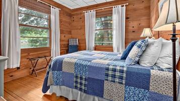 4 makuuhuonetta, silitysrauta/-lauta, vauvan matkasänky, Wi-Fi