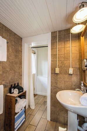 Dusche, Haartrockner, Handtücher, Shampoo