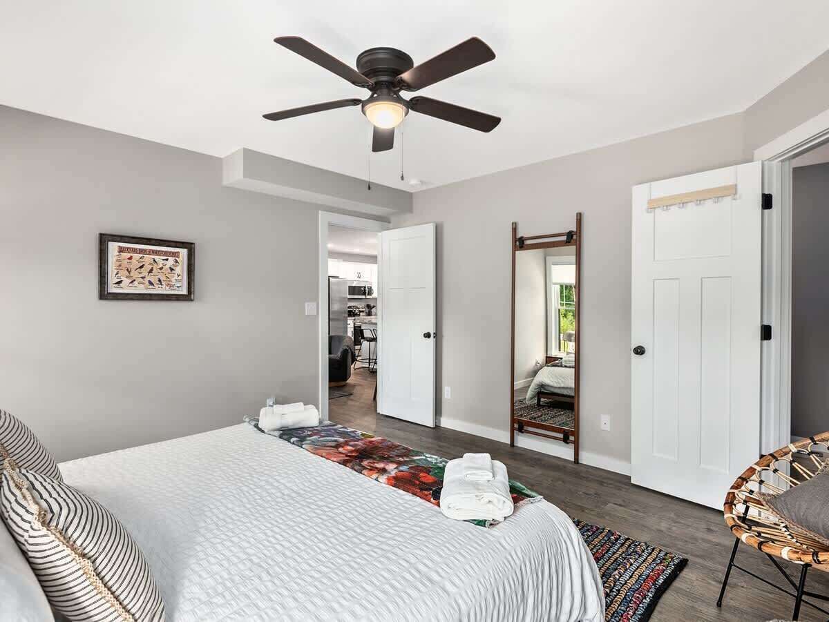 3 bedrooms, iron/ironing board, WiFi, bed sheets