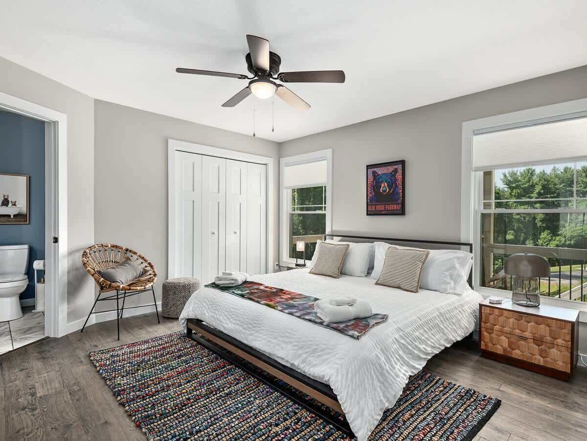 3 bedrooms, iron/ironing board, WiFi, bed sheets