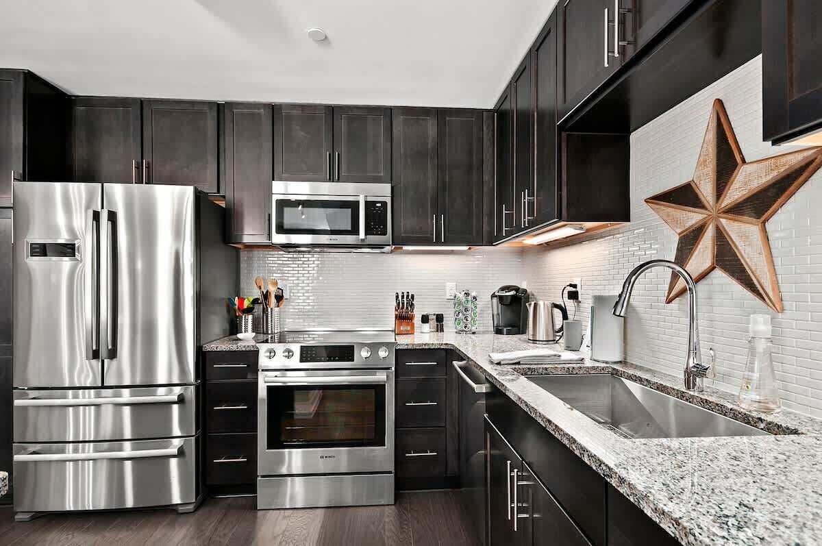 Geladeira, micro-ondas, fogão, cooktop