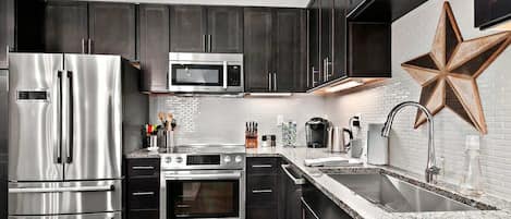 Kjøleskap, mikrobølgeovn, ovn og kokeplater