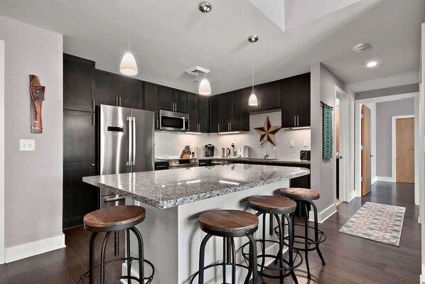 Refrigerador, microondas, horno, placa de cocina