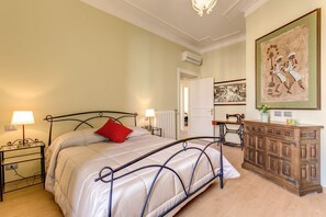 4 bedrooms, iron/ironing board, WiFi, bed sheets - Lovely 4 bedrooms apartment 30m SanGiovanni metro (Roma)