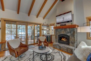 Una Smart TV, una chimenea