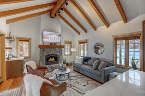 Smart TV, fireplace - Osprey View @ Tamarack Resort | Modern Golf Course Ski In/Out Cottage Near Village | Pet Friendly (Tamarack)