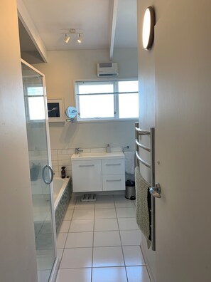 ヘアドライヤー、タオル、石鹸、トイレットペーパー