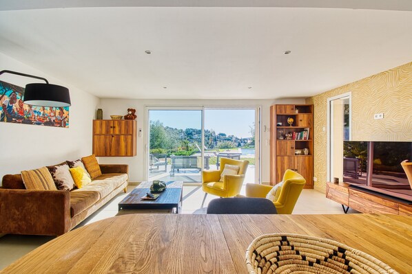 Living area - Villa 8 persons with swimming pool and sea view (STE MAXIME)