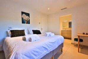 4 bedrooms, iron/ironing board, WiFi, bed sheets - Villa 8 persons with swimming pool and sea view (STE MAXIME)