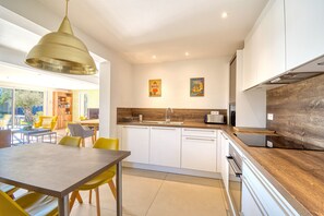 Fridge, microwave, oven, stovetop - Villa 8 persons with swimming pool and sea view (STE MAXIME)