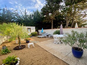 Outdoor dining - Charming 1950s Coastal Cottage: 2BR, 300m from Beach, Garden, Near Shops & Entertainment (Bretignolles-sur-Mer)