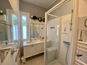 Bathroom - Charming 1950s Coastal Cottage: 2BR, 300m from Beach, Garden, Near Shops & Entertainment (Bretignolles-sur-Mer)