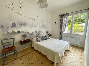2 bedrooms, free WiFi - Charming 1950s Coastal Cottage: 2BR, 300m from Beach, Garden, Near Shops & Entertainment (Bretignolles-sur-Mer)