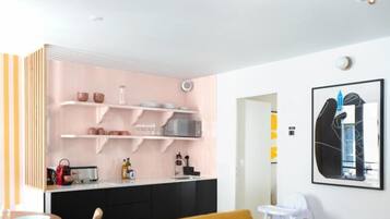 Basic-Apartment | Wohnbereich | 43-Zoll-Smart-TV mit Satellitenempfang
