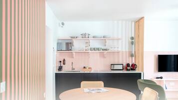 Appartement 02 | Private kitchen | Mini-fridge, microwave, stovetop, dishwasher