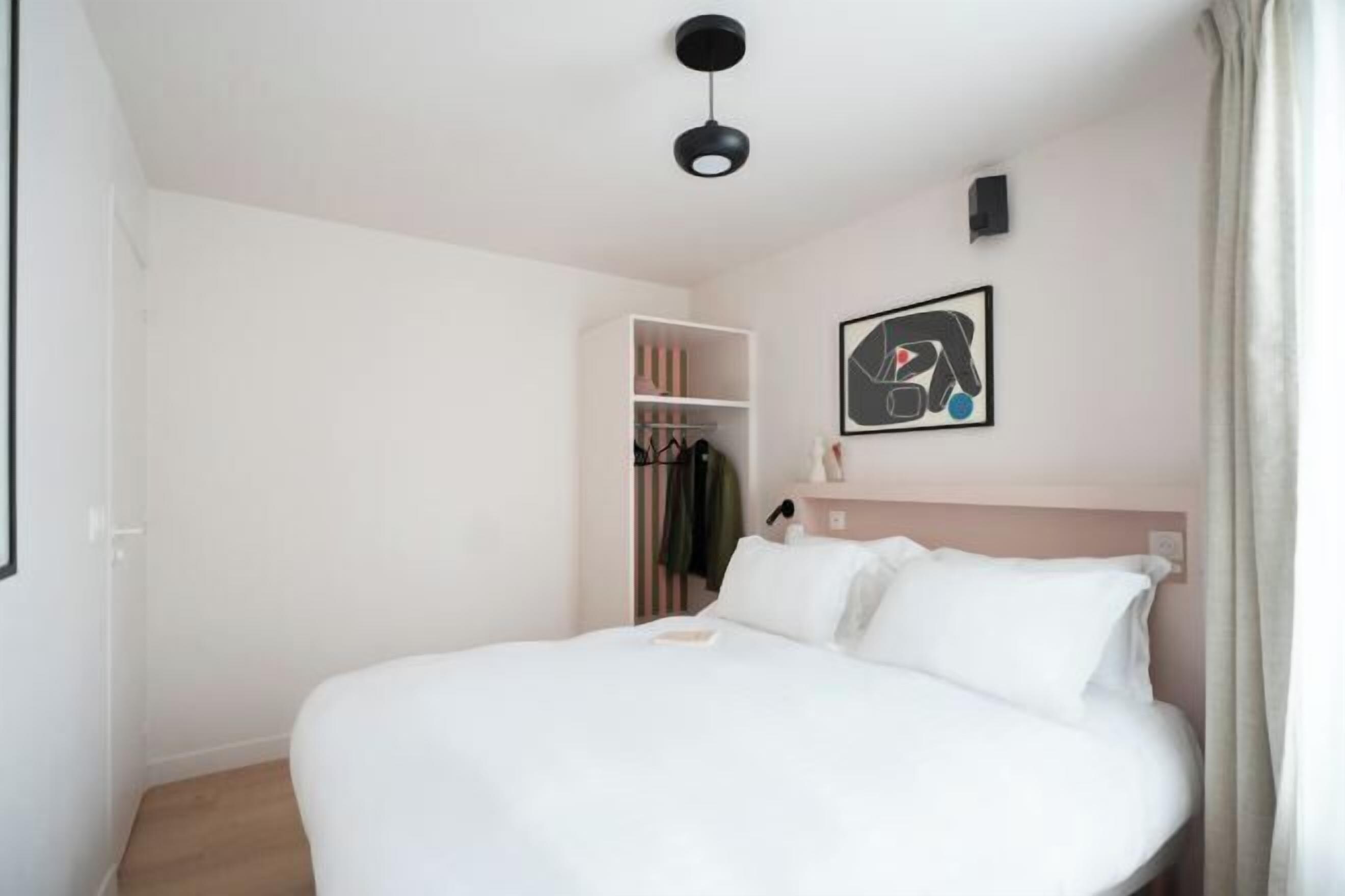 Äänieristys, silitysrauta/-lauta, ilmainen Wi-Fi, vuodevaatteet