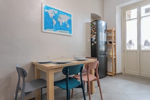 Appartement | Cuisine privée | Réfrigérateur, four à micro-ondes, un four, surface de cuisson