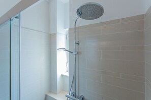 Apartment | Bathroom | Shower, bidet, towels, soap - La Casa dei Viaggiatori by Wonderful Italy (Turin)