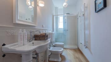 Apartment | Badezimmer | Dusche, Bidet, Handtücher, Seife