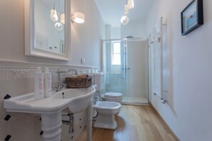 อพาร์ทเมนท์ | ห้องน้ำ | ฝักบัว, โถสุขภัณฑ์แบบบิเดท์, ผ้าเช็ดตัว, สบู่