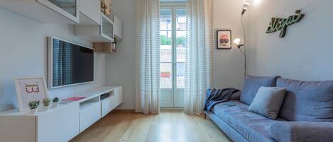 Apartment | Living area | 35-inch TV with digital channels