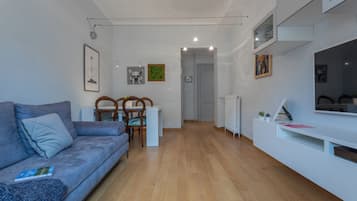 Apartment | Wohnbereich | 35-Zoll-Fernseher mit Digitalempfang