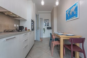 Appartement | Cuisine privée | Réfrigérateur, four à micro-ondes, un four, surface de cuisson