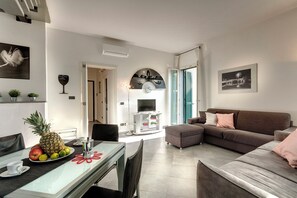Apartment | Living area | 24-cm flat-screen TV with digital channels - Mamo Florence - Alamanni Apartment (Florence)