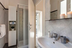 Lejlighed | Badeværelse | Bruser, brusehoved med spredningseffekt, hårtørrer, bidet