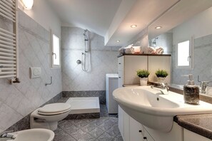 Apartment | Badezimmer | Dusche, Regendusche, Haartrockner, Bidet