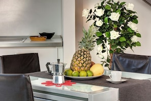 Apartment | Private kitchen | Full-size fridge, microwave, stovetop, cookware/dishes/utensils - Mamo Florence - Alamanni Apartment (Florence)