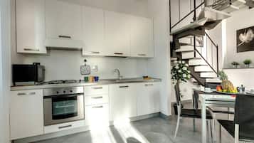 Appartamento | Cucina privata | Frigorifero con congelatore, microonde, piano cottura