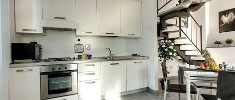 Departamento | Cocina privada | Refrigerador con congelador, microondas y parrilla de estufa