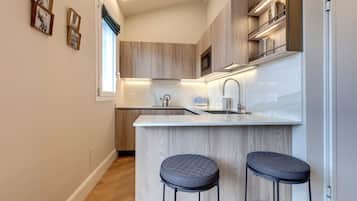 Appartamento | Cucina privata | Frigorifero con congelatore, microonde, forno, piano cottura