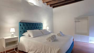 Apartment | 5 bedrooms, laptop workspace, iron/ironing board, free WiFi