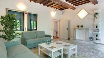 Apartment | Living area | Flat-screen TV