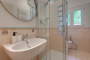 Appartement | Badkamer | Een douche, een regendouche, een haardroger, een bidet