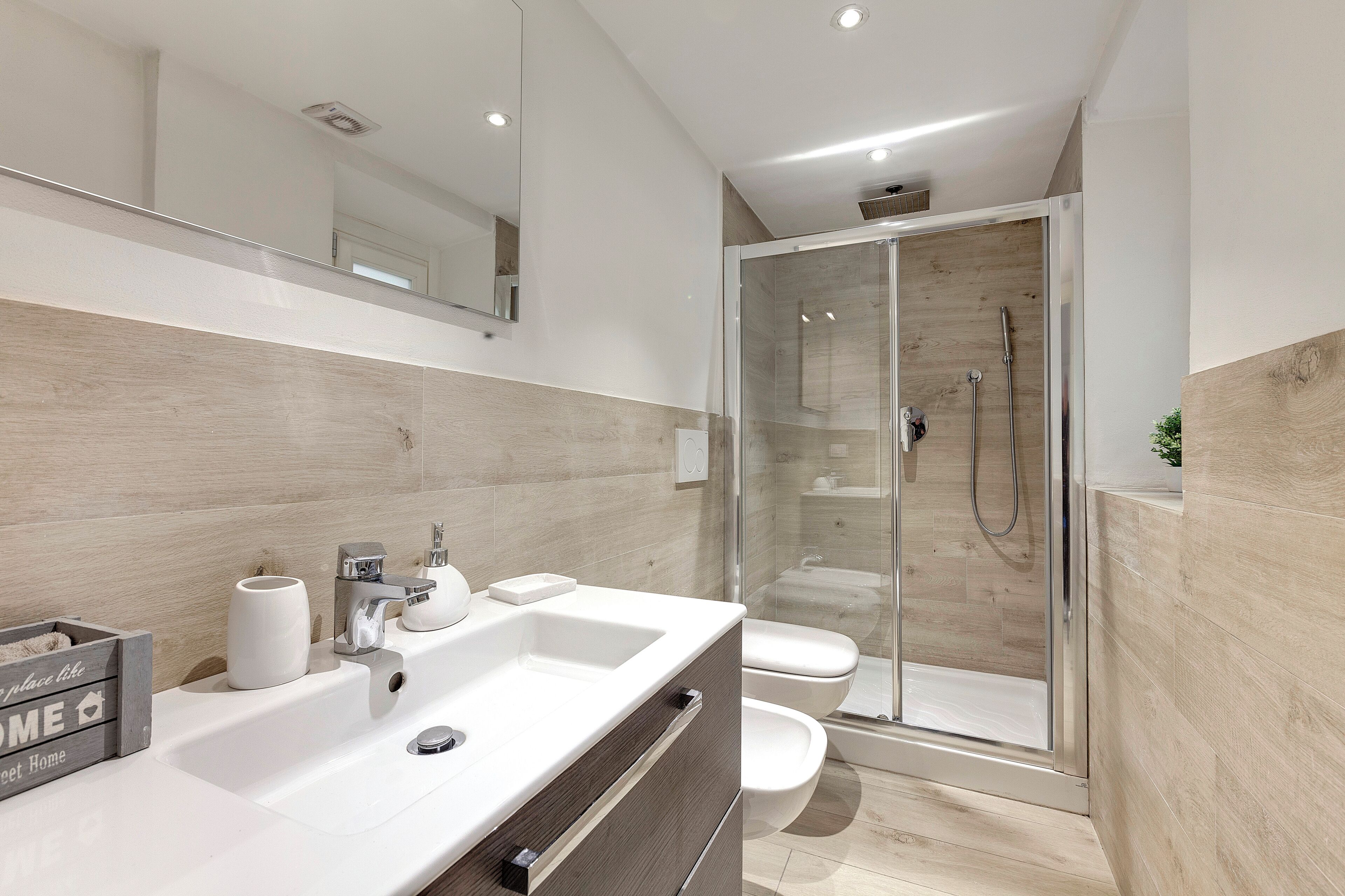 Apartment | Bathroom | Shower, rainfall showerhead, hair dryer, bidet