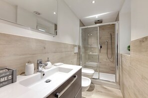 Apartamento | Banheiro | Chuveiro, chuveiro com efeito de chuva, secador de cabelo, bidê