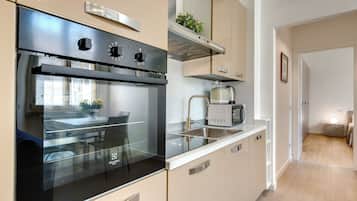 Apartamento | Cozinha americana privada | Geladeira grande, micro-ondas, fogão, cooktop