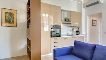 Apartamento | Cozinha americana privada | Geladeira grande, micro-ondas, fogão, cooktop