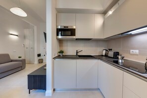 Apartamento | Cocina privada | Frigorífico grande, microondas, horno y placa de cocina