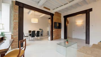Apartment | Wohnbereich | 24-Zoll-Flachbildfernseher mit Digitalempfang