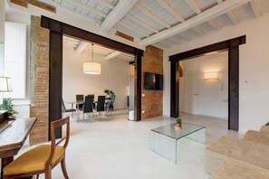 Apartment | Living area | 24-inch flat-screen TV with digital channels - Mamo Florence - Brancacci Apartment (Florence)