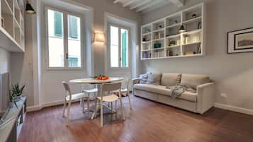 Apartamento | Área de estar | TV de tela plana 24 polegadas com canais digitais