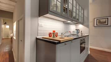 Appartamento | Cucina privata | Frigorifero con congelatore, microonde, piano cottura