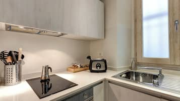 Apartamento | Cozinha privada | Geladeira grande, micro-ondas, cooktop, chaleira elétrica