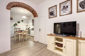 Apartamento | Zona de estar | Televisión de pantalla plana de 24 pulgadas con canales digitales