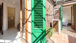 Una habitación con cama, ventana y puerta.