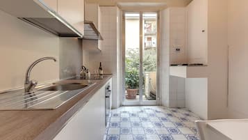 Departamento | Cocina privada | Refrigerador con congelador, microondas, horno y parrilla de estufa